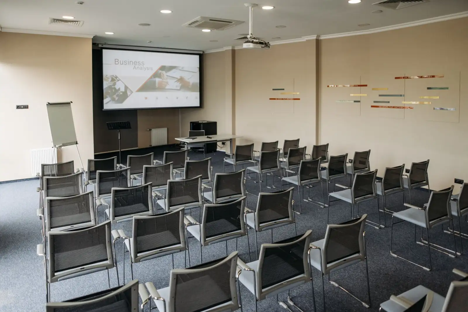 地下室防水工程材料对比：卷材与涂层的适用场景分析