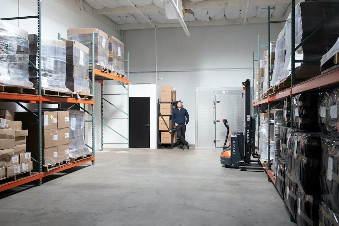 建筑屋面防水施工中卷材与涂料方案的性能对比分析